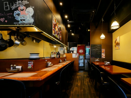 多彩なシーンに対応するカウンター席とテーブル席