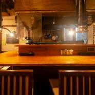 わいわい楽しめるテーブル席だけでなく、カウンター席も完備されている【士別バーベキュー】。スタッフとの対話も楽しみながら、ペースを守ってのんびりと良質なサフォークラムの魅力を味わうことができます。