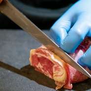 自社農場や北海道各地の契約農場、一部海外からも、確かなルートで届く上質サフォークラム肉のみを店内で手切りして提供。一頭買いのラム肉はもちろん、旬の野菜なども北海道産にこだわって仕入れています。