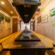 炭火のロースターを囲む大型のテーブル席では、10名前後から貸切利用も可能。おこもり感たっぷりの2階フロアも貸切できるから、小規模なパーティや宴会にもぴったりです。気の合う仲間とわいわい楽しんで。