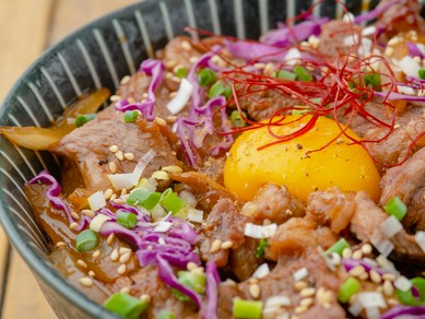 特製タレで仕上げた名物丼『サフォーク丼』