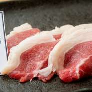 肩甲骨の内側あたりからとれる『ラムミスジ』は、他の部位では決して感じることのできない、やわらかさに潜む独特の歯応えが魅力です。動きの多い部位であり、旨み成分が豊富。濃厚な味わいが楽しめます。