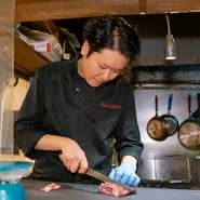 やわらかな肉質と濃い旨みが魅力の最高級サフォークラム。その特性を最大限に引き出す調理法を追求し、ベストな状態で提供しています。一枚ずつ丁寧に手切りした肉を炭火で焼いたら、特製タレとともにどうぞ。