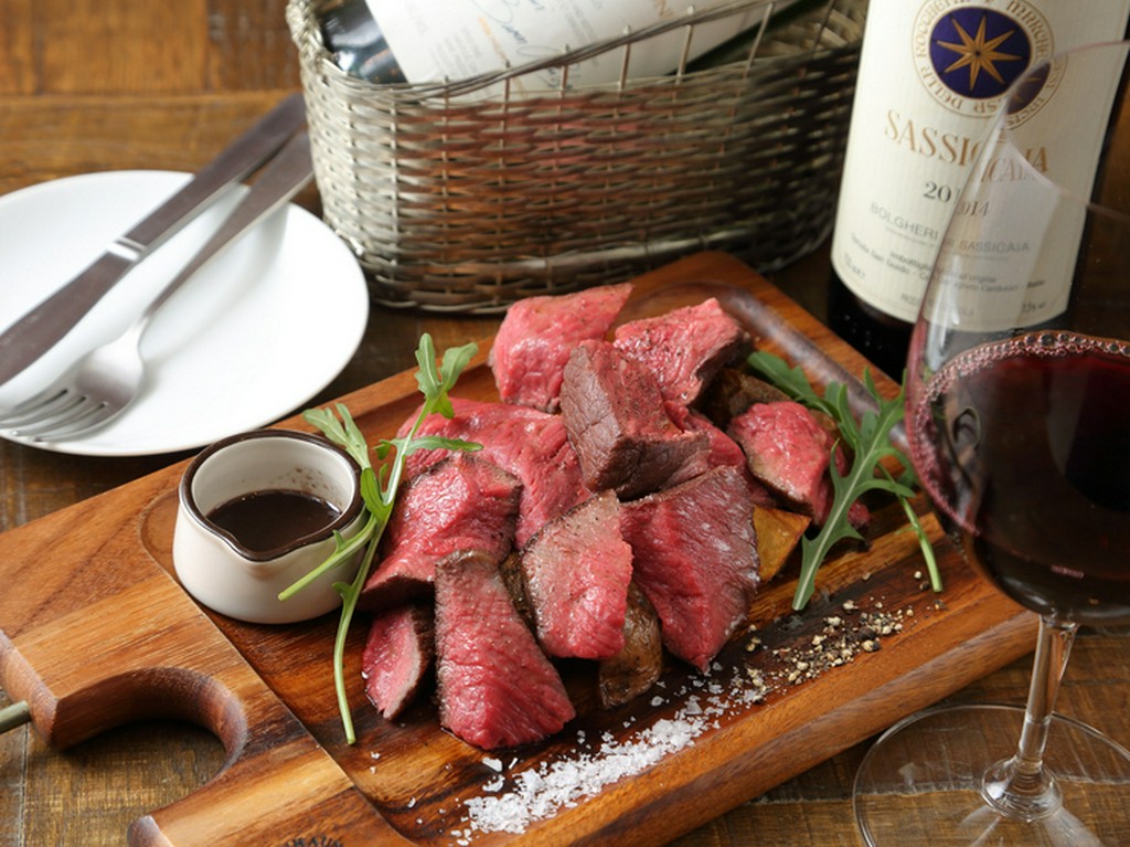 オーダー必至の人気メニュー『厳選！本日の黒毛和牛のロースト・肉レンガ』