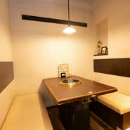 目の前で焼き上がる肉の香ばしさに食欲をそそられながら、二人のデートを楽しめます。焼肉の熱気と共に交わされる笑い声や会話は、二人の距離を縮めて心を弾ませる素敵な時間。