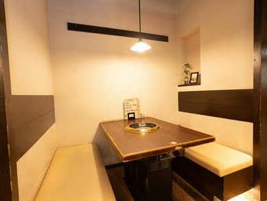 特別な日はもちろん普段のデートにも、焼肉を囲み二人で向き合う