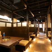 広々としたボックス席が用意されているため、周囲を気にせずにゆったり過ごすことができます。スタッフの方がとても親切なので、小さな子どもを連れての食事もとても気楽です。