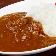 和牛ならではの甘みと旨みがルーに溶け込み、一口ごとに深いコクが感じられます。厳選された20種類のスパイスが見事に調和。牛肉の柔らかさは格別で、口に入れるとほろほろと崩れ、しっとりした食感を堪能できます。