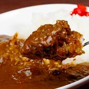 和牛ならではの甘みと旨みがルーに溶け込み、一口ごとに深いコクが感じられます。厳選された20種類のスパイスが見事に調和。牛肉の柔らかさは格別で、口に入れるとほろほろと崩れ、しっとりした食感を堪能できます。