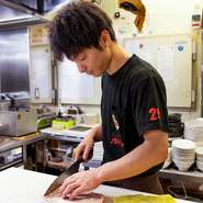 皆の期待感を高めるため、三原氏は料理のクオリティや接客に細心の注意を払います。厳選した素材を使い、その魅力を最大限に引き出す調理法でお届け。また、コミュニケーションも大切にしています。