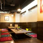 焼肉の楽しみ方を探しながら心を込めて仕込みを行い、どの瞬間も満足感が得られるようなメニューを展開。スタッフは明るく元気で、訪れる人たちを温かく迎え入れています。