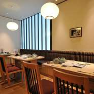 ヒルトンプラザウエスト内5階と立地に恵まれながら、店内はテーブル席とソファ席を中心に、上品で落ち着いたレイアウトの空間。梅田中心で、ゆっくりとお食事を楽しめる貴重なスポットです。