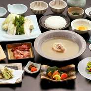 丁寧に仕立てた本格水たきをシェアすれば、記憶に残る特別な夜に。博多を感じさせる一品料理・コースも多数。アクセスも良く、本場博多の食文化を大阪で気軽に楽しめることも魅力です。