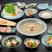 こだわりの食材「華味鳥」に、落ち着いた空間、独自開発の日本酒「華米香」など、お酒も珠玉の品を用意。接待など大切な夜にもふさわしいおもてなしを提供してくれます。