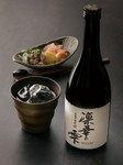 「華味鳥」に合わせてお酒も各種厳選。日本酒「華米香」や、焼酎「凛華の雫」といったオリジナル銘酒も楽しめます。鶏の旨みにしっかりと寄り添ってくれる自慢の一本です。