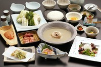 オリジナルブランド鶏「華味鳥」の水たきをはじめ、お店自慢の逸品を堪能できるコース料理を用意。接待・記念日・宴会・女子会など、さまざまなシチュエーションに活躍してくれます。