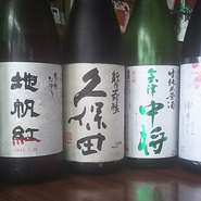 「料理に合わせたお酒」ではなく、「上質な日本酒にあわせる絶品フレンチ」が基本。日本酒やワインと料理とのペアリングも可能です。日本酒は希少価値の高いレアな銘柄が入荷することもあるのでお見逃しなく。
