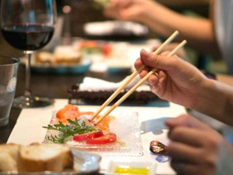 目の前でシェフの料理が楽しめるカウンター席が人気