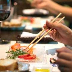 目の前でシェフの料理が楽しめるカウンター席が人気
