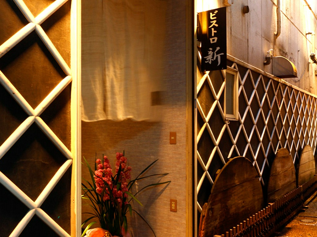 掘りごたつの座敷でゆったりと味わうビストロ料理