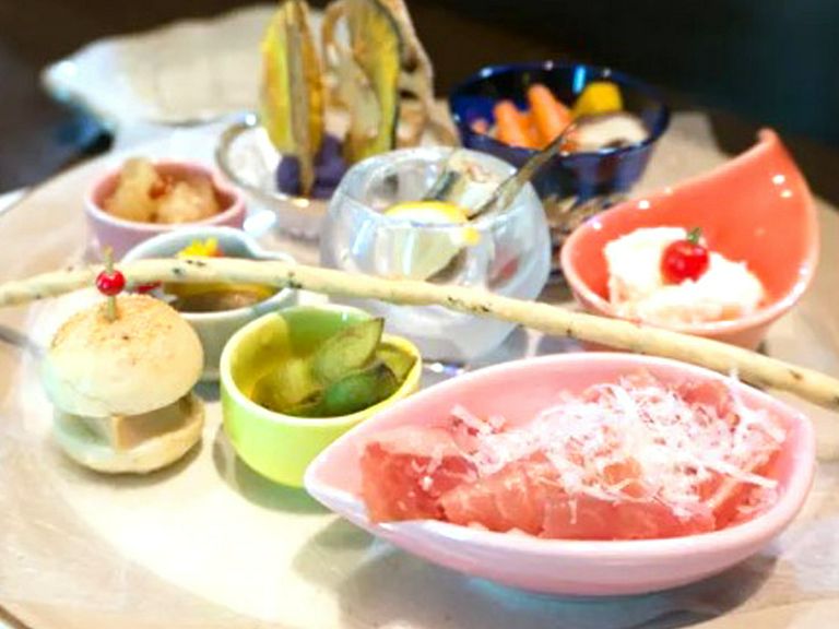 SNS映えしそうな料理を囲んで、ビストロ女子会