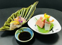 旬の恵みをたっぷりと満喫できる、料理人こだわりの『お造り盛合せ（1人前）』