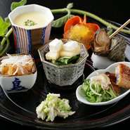 江戸前の伝統の技で紡ぐ寿司と共に、多彩な旬食材で彩る本格和食も充実。寿司と和食をバランスよく融合させた『すし懐石』に加え、『すしコース』を軸に好きな一皿を追加するなど、自由度が高い楽しみ方が可能です。