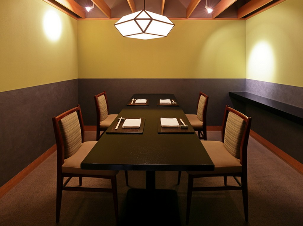 接待や会食、デート、記念日の食事などに向く完全個室を設え
