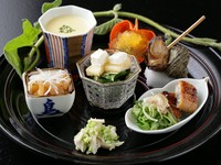 季節が宿る美味が一皿に集う。寿司店ならではの『前菜八寸』