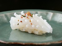 甘みと柔らかさに心酔！口の中で美しくほどける『イカの握り』
