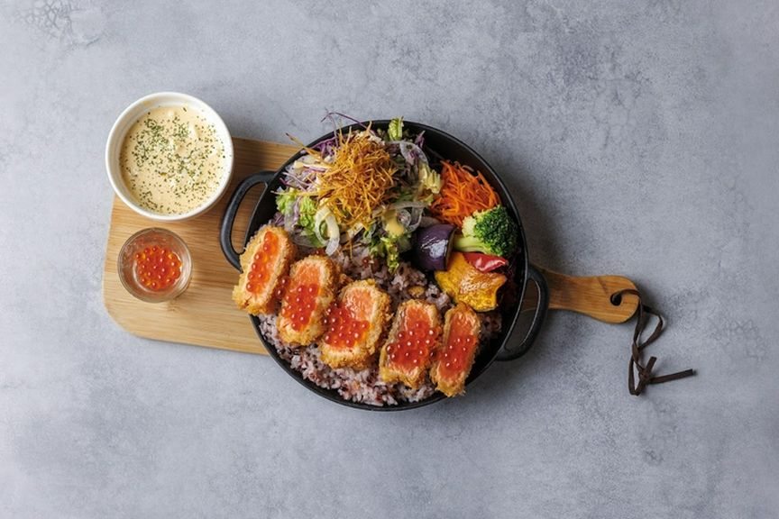 栄養バランスの良さを楽しめる『サーモンタルタルオーシャンプレート』