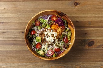 栄養バランスの良さを楽しめる『サーモンタルタルオーシャンプレート』