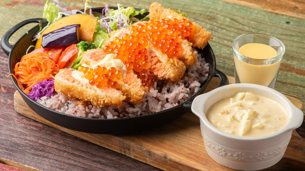 栄養バランスの良さを楽しめる『サーモンタルタルオーシャンプレート』