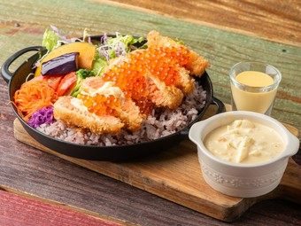 栄養バランスの良さを楽しめる『サーモンタルタルオーシャンプレート』