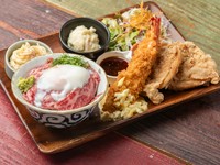 贅沢な和牛ローストビーフとジャンボエビフライでボリューム満点。さらに、淡路島産藻塩のからあげや小鉢、コーンドレッシングのサラダ、甘さ広がる鳴門金時のサツマイモフライを楽しめます。
