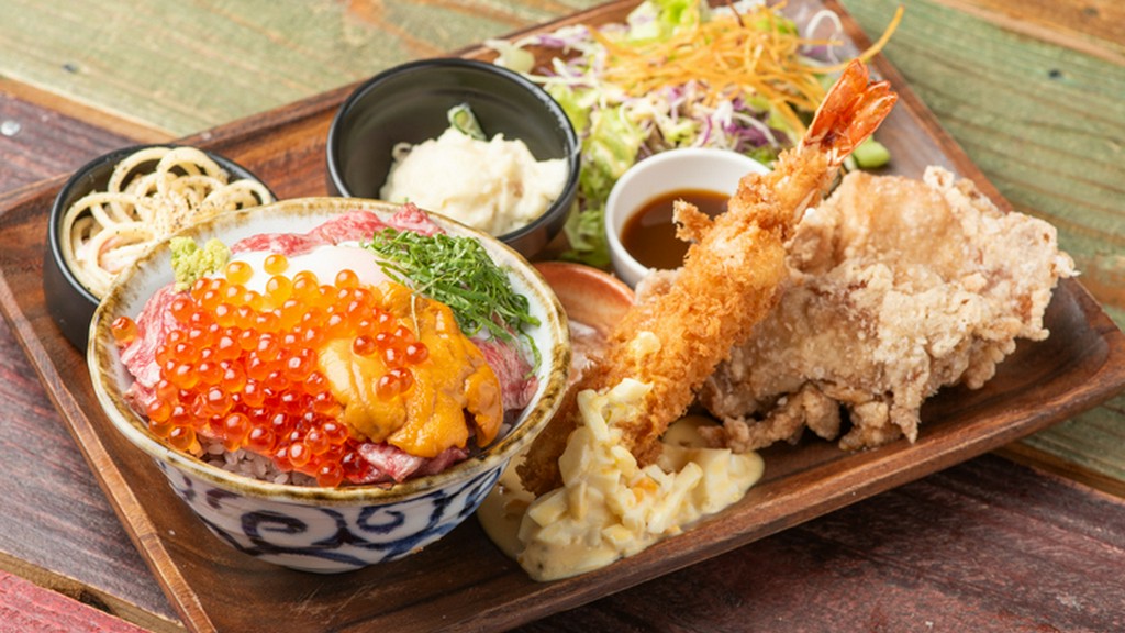 おいしい組み合わせで大満足の『ウ肉イクラ丼藻塩からあげエビフライ』