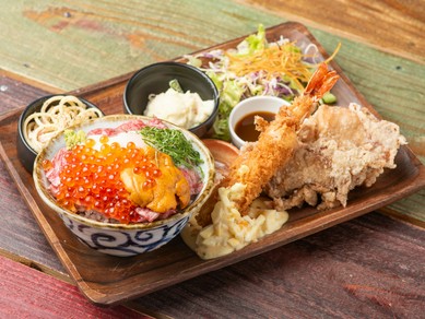 おいしい組み合わせで大満足の『ウ肉イクラ丼藻塩からあげエビフライ』