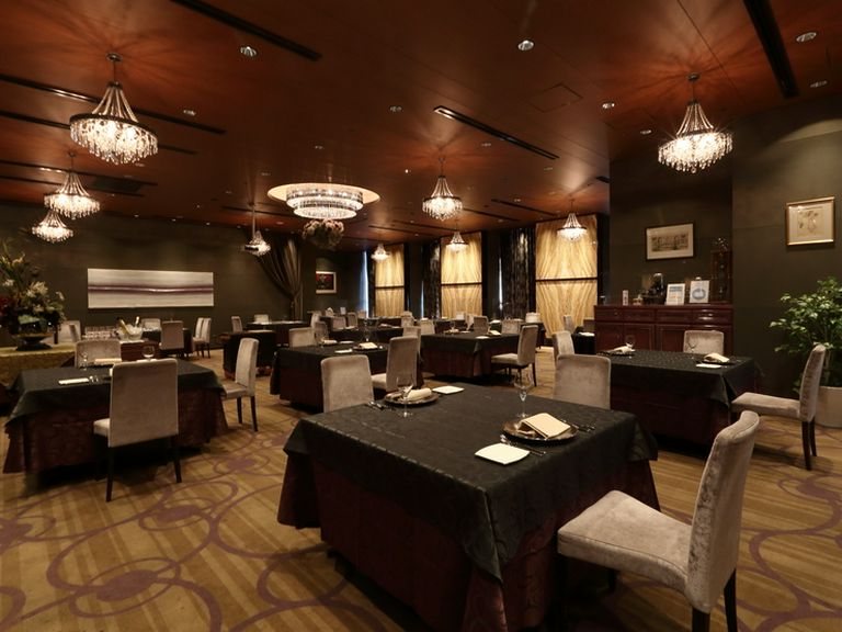 美食との出会いに笑顔があふれる、ラグジュアリーな空間