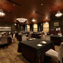 美食との出会いに笑顔があふれる、ラグジュアリーな空間