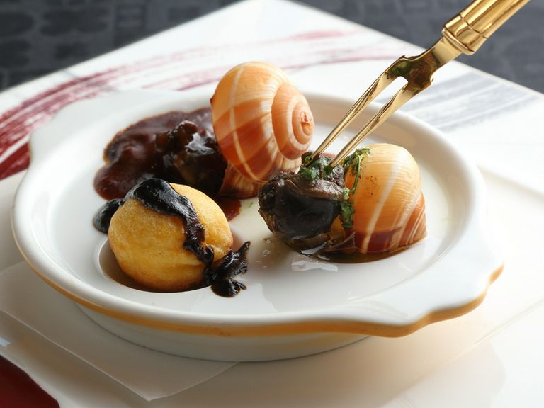 たこ焼き?エスカルゴ?遊び心を感じさせる演出に笑みがこぼれる『エスカルゴ』