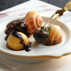 たこ焼き？エスカルゴ？遊び心を感じさせる演出に笑みがこぼれる『エスカルゴ』