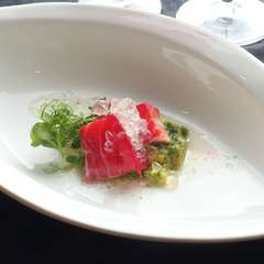 サーモンとビーツ　メイプルキャビア添え