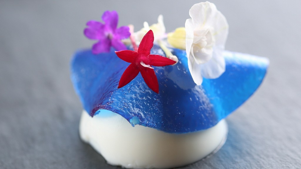 アートを食する。コース幕開けを彩るカラフルな一皿『本日アミューズ　青のマリアージュ』