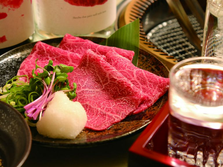 サシと赤身のバランスを重視し、吟味した黒毛和牛肉の焼肉を提供