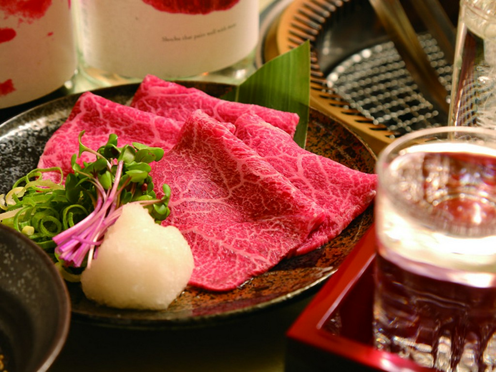 サシと赤身のバランスを重視し、吟味した黒毛和牛肉の焼肉を提供