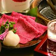 A5等級の九州産黒毛和牛を中心に、等級や産地にこだわり過ぎず、本当においしい肉だけを厳選して仕入れている【黒毛和牛みかく屋】。サシと赤身のバランスを重視し、吟味した和牛肉の味わいを堪能できます。