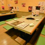 店内には気軽なテーブル席のほか、靴を脱いでゆったりとくつろげる掘りごたつタイプの座敷席もあります。広々とした掘りごたつ座敷は、赤ちゃんや小さなお子さまをお連れのファミリーにも人気です。