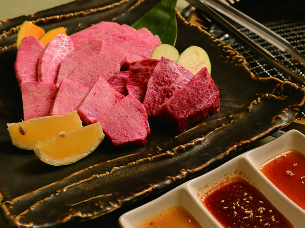 極上肉を組み合わせた2名用セットも各種あり、デートにも！