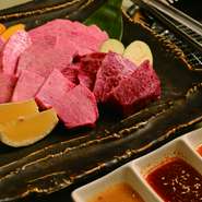 特上肉を組み合わせた2名様用のセットも各種あり、デートにもオススメ。フルーツの酸味を効かせた醤油ダレ、にんにくと青唐辛子を加えた白みそダレと、王道の韓国ダレと、3種の自家製ダレで極上肉を味わって。