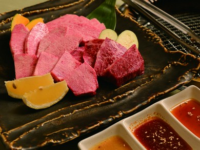 極上肉を組み合わせた2名用セットも各種あり、デートにも！